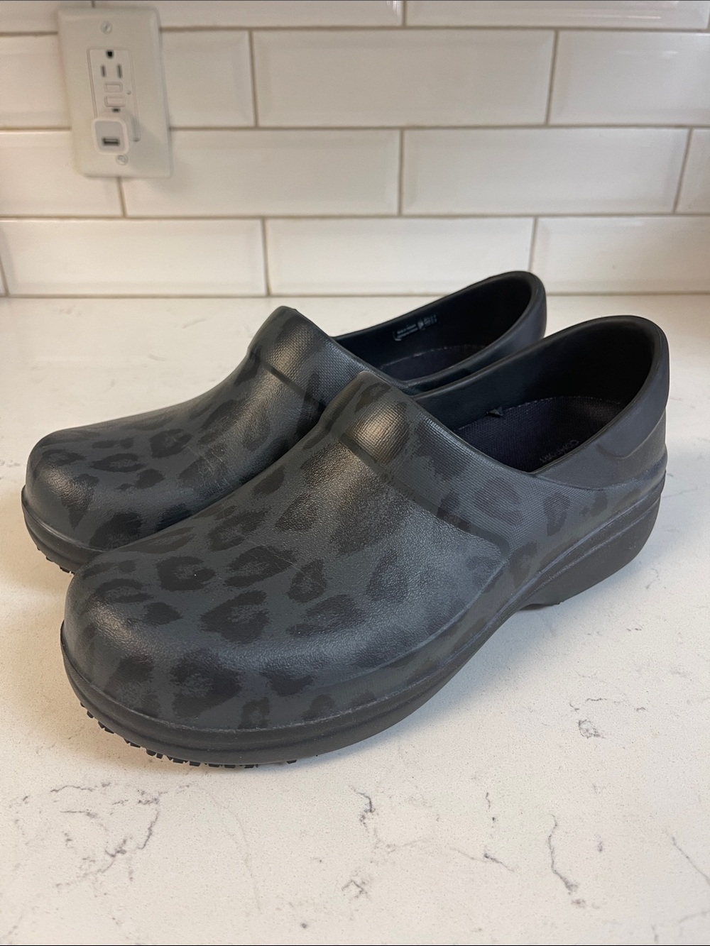 Crocs Neria Pro II Graphic Clog Style # 205385 Women’s Size 8 Leopard Print
